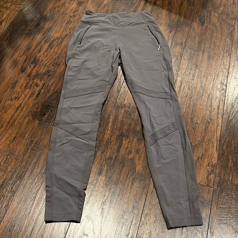 Athleta Highline Hybrid Summiter Leggings in gray, size 2 ‎ zip pockets